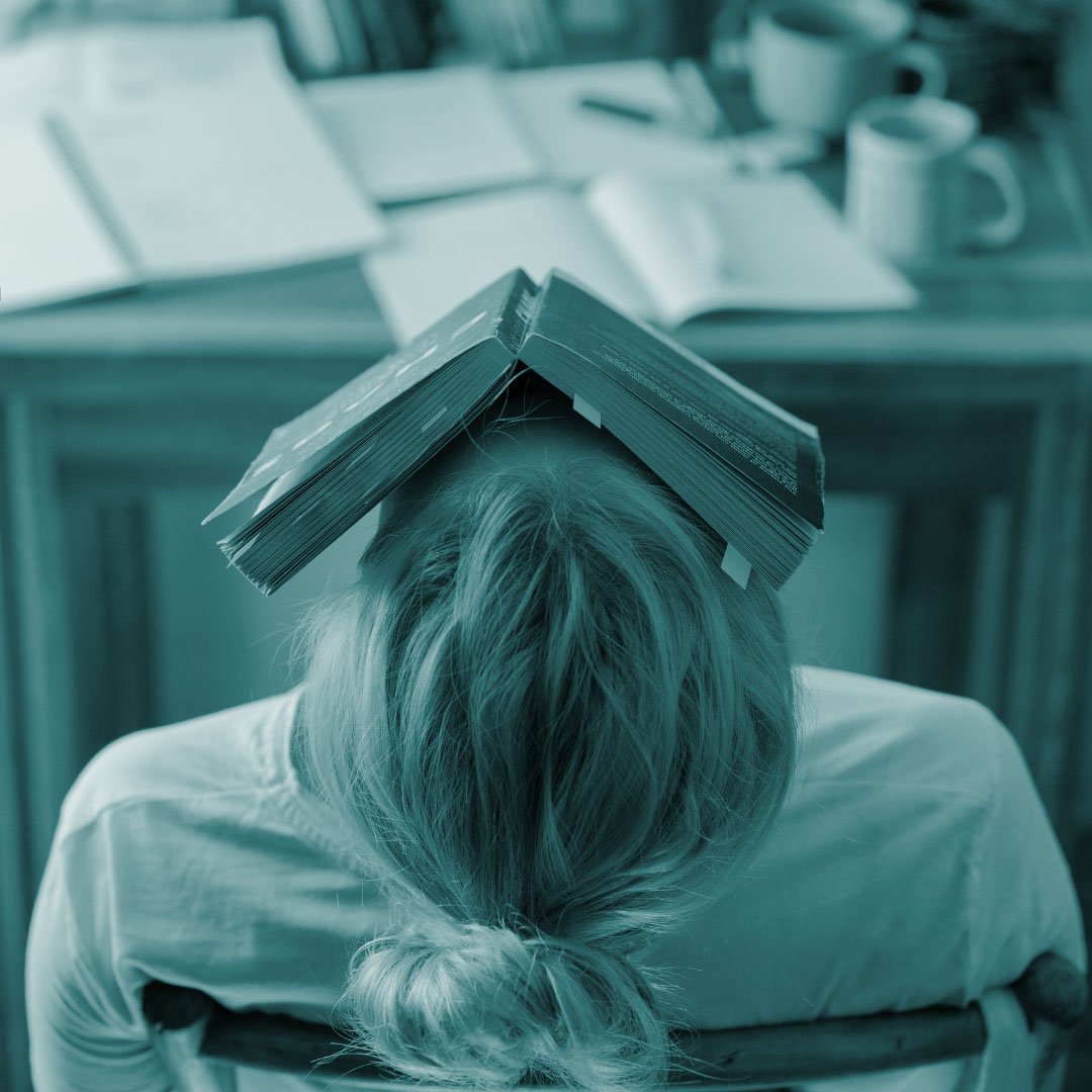 Femme-Bien-être-étudiant-livre-enseignement-école