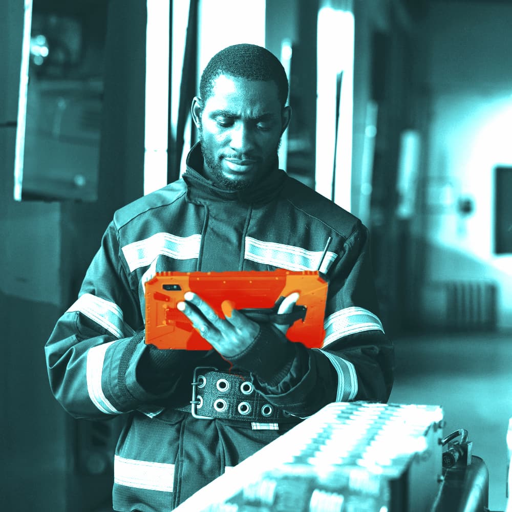 Pompier-seul-utilise-tablette-Orange-dans-batiment